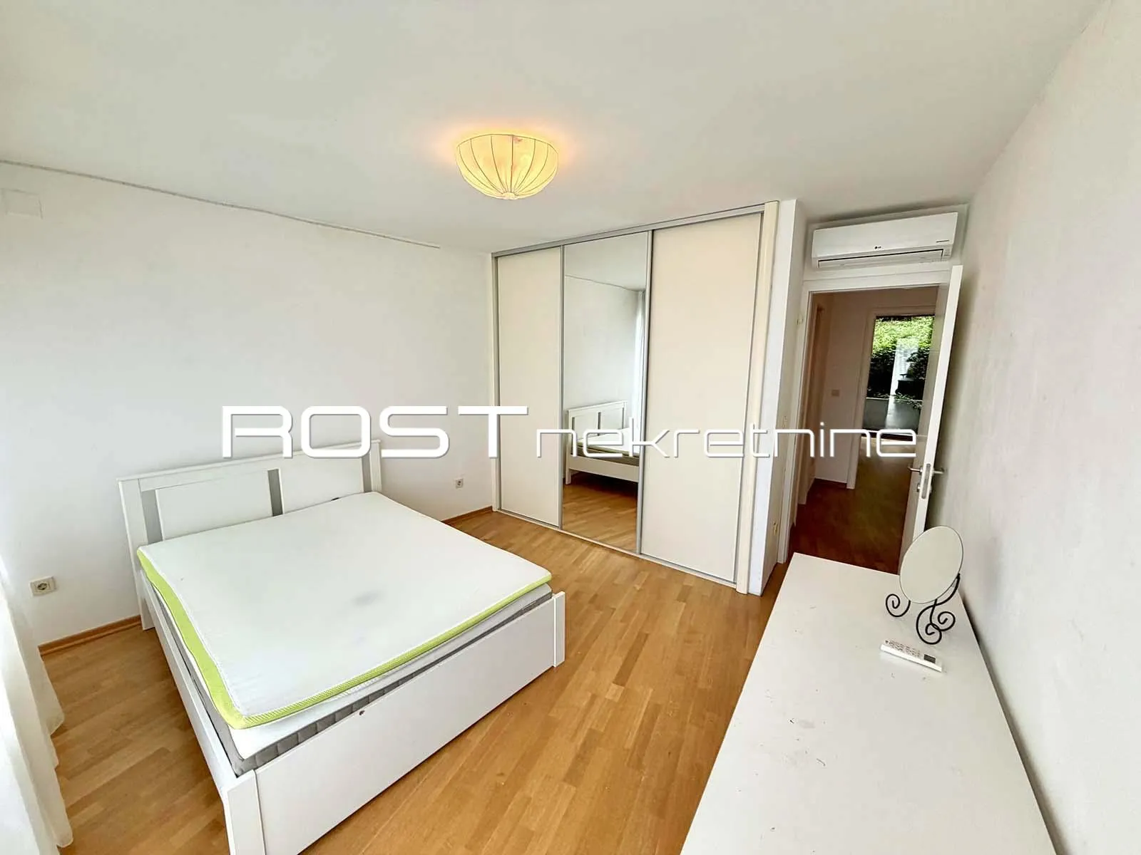 šestine - 196 m2, 4-sobni + 2 terase + garaža - atraktivna urbana vila - slika 16