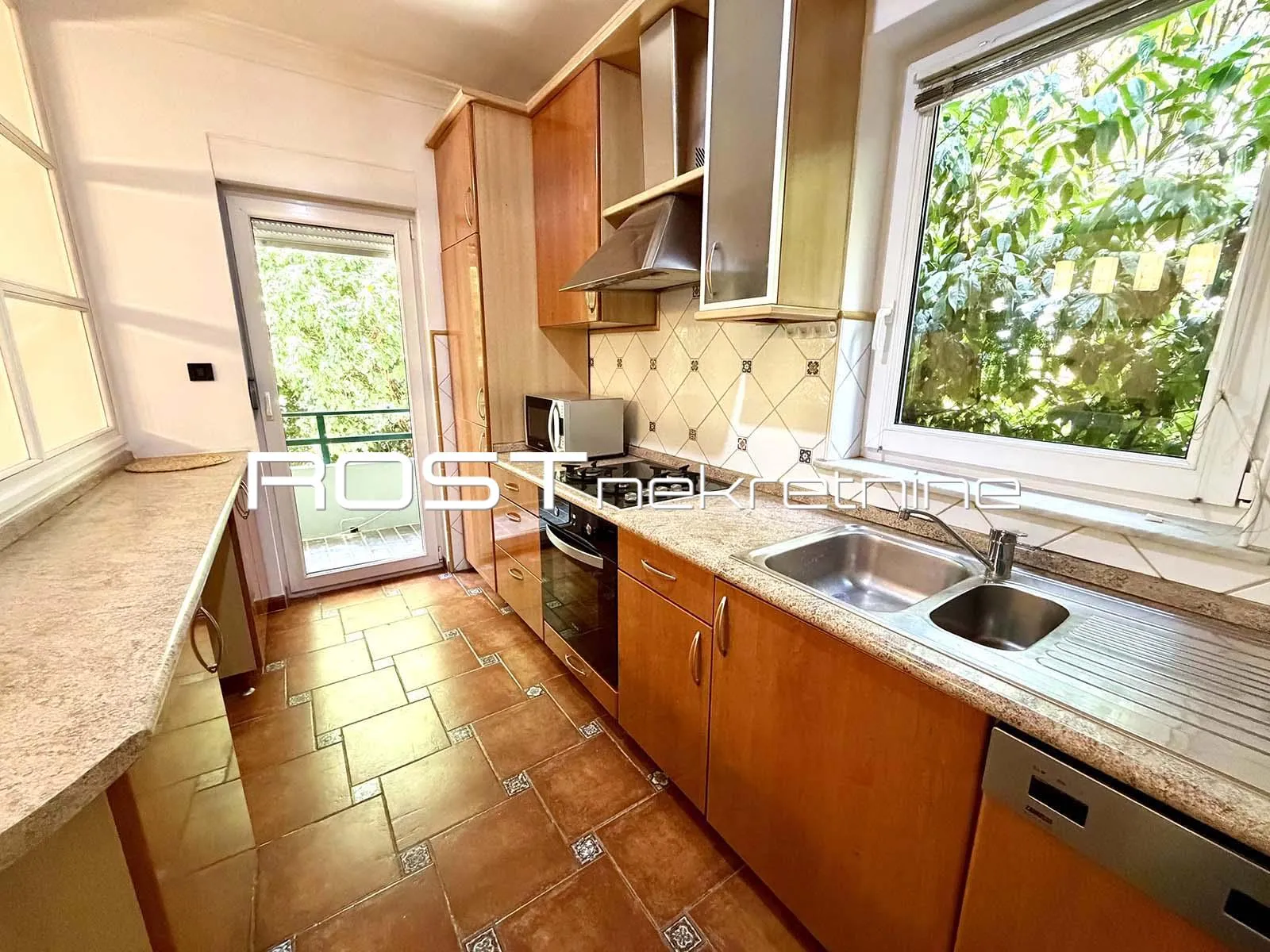 britanski trg - goljak - 120 m2, 3-sobni + terasa + vrt + garaža - slika 7