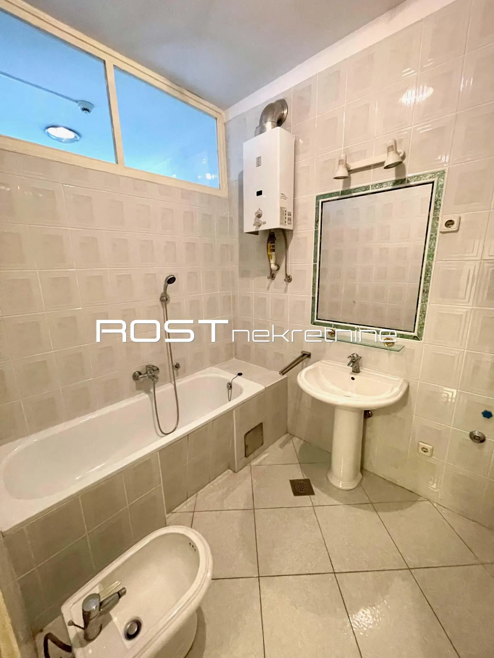 trg bana jelačića - 100 m2, 4-sobni + balkon - nenamješteni ured - slika 21