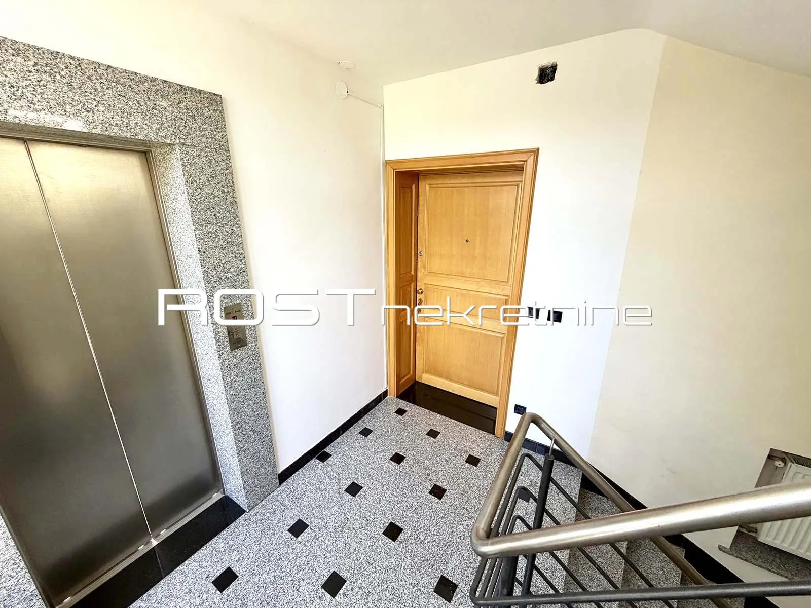 britanski trg - goljak - 120 m2, 3-sobni + terasa + vrt + garaža - slika 3