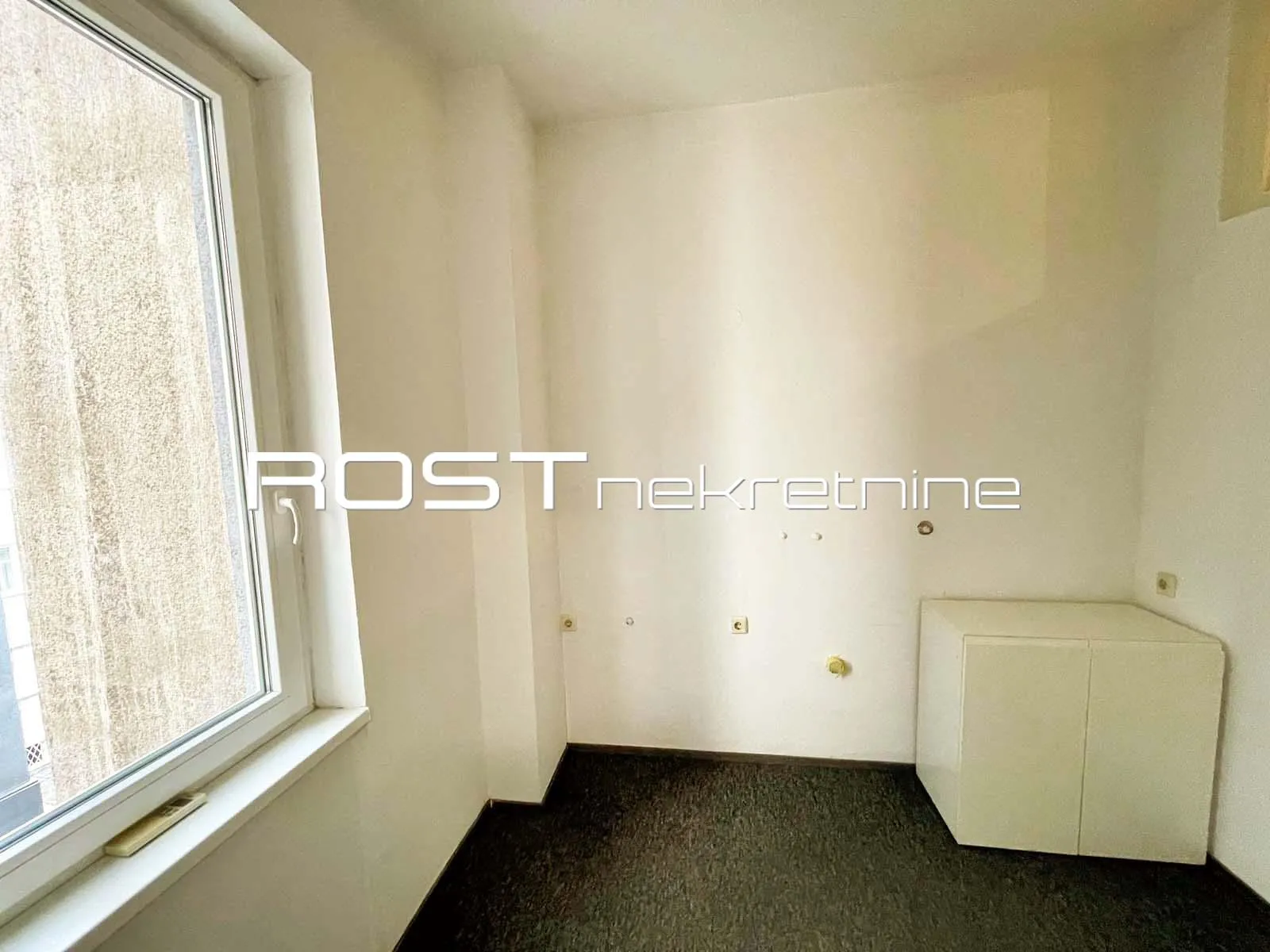 trg bana jelačića - 100 m2, 4-sobni + balkon - nenamješteni ured - slika 17