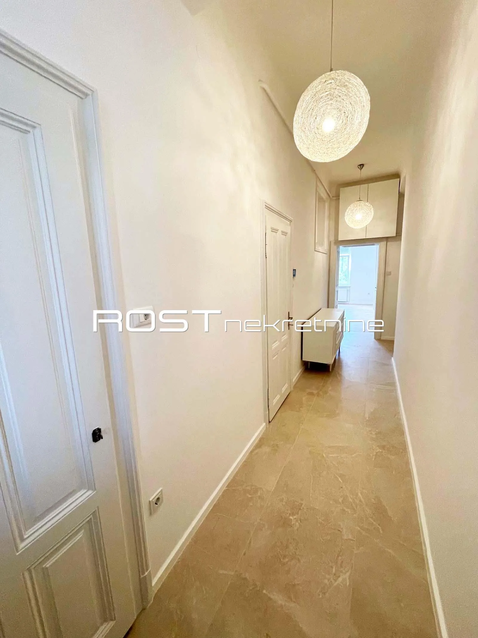 centar - trg petra svačića - 97 m2, 4-sobni + balkon - sve novo - slika 3