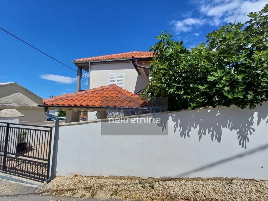 rovanjska-lijepa samostojeća kuća sa dva stana, 150 m od mora - slika 2
