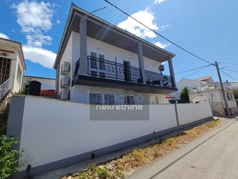 rovanjska-lijepa samostojeća kuća sa dva stana, 150 m od mora - slika 4