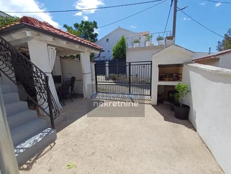 rovanjska-lijepa samostojeća kuća sa dva stana, 150 m od mora - slika 6