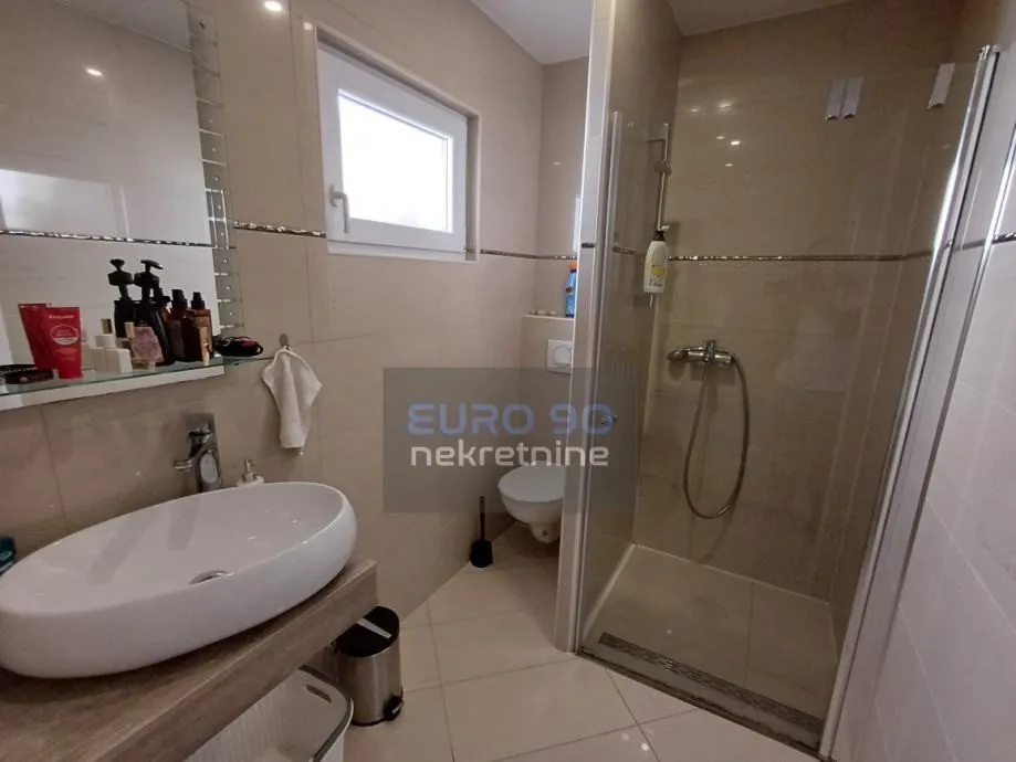 rovanjska-lijepa samostojeća kuća sa dva stana, 150 m od mora - slika 18