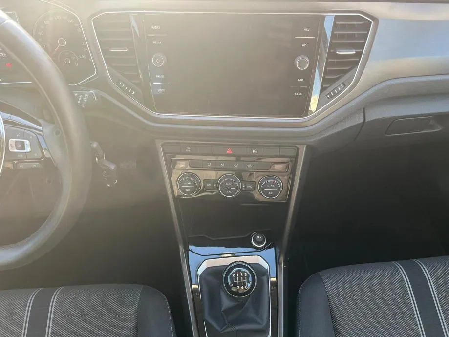 vw t-roc 1,0 tsi, navi, parking senzori i kamera 4x garancije! - slika 15