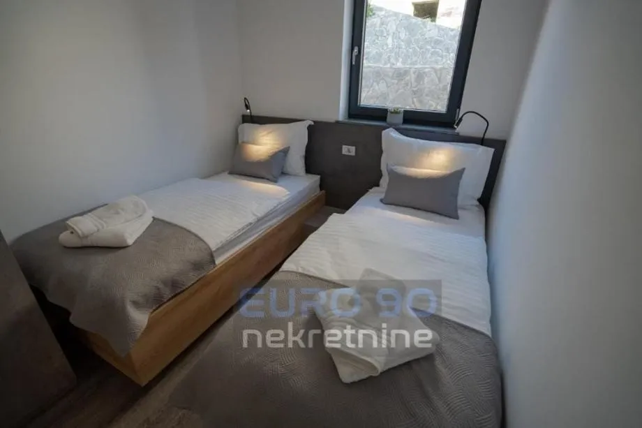 rtina-moderna vila sa dva stana i panoramskim pogledom na more - slika 16