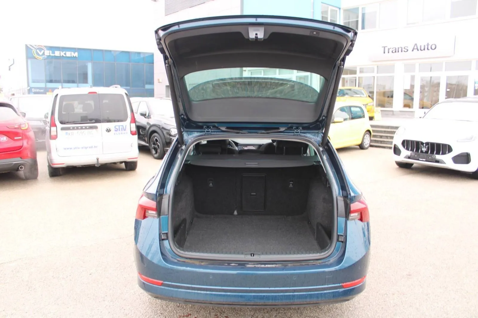 škoda octavia combi 2.0 tdi *panorama, led, navigacija, kamera* - slika 9