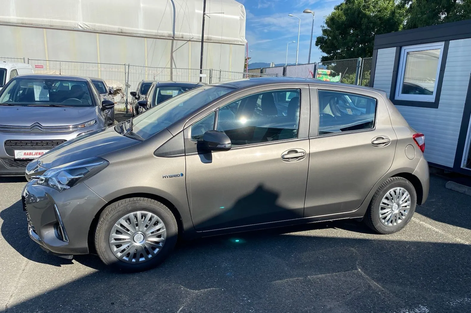toyota yaris hybrid , 2 godine jamstva,registriran,nove gume - slika 10