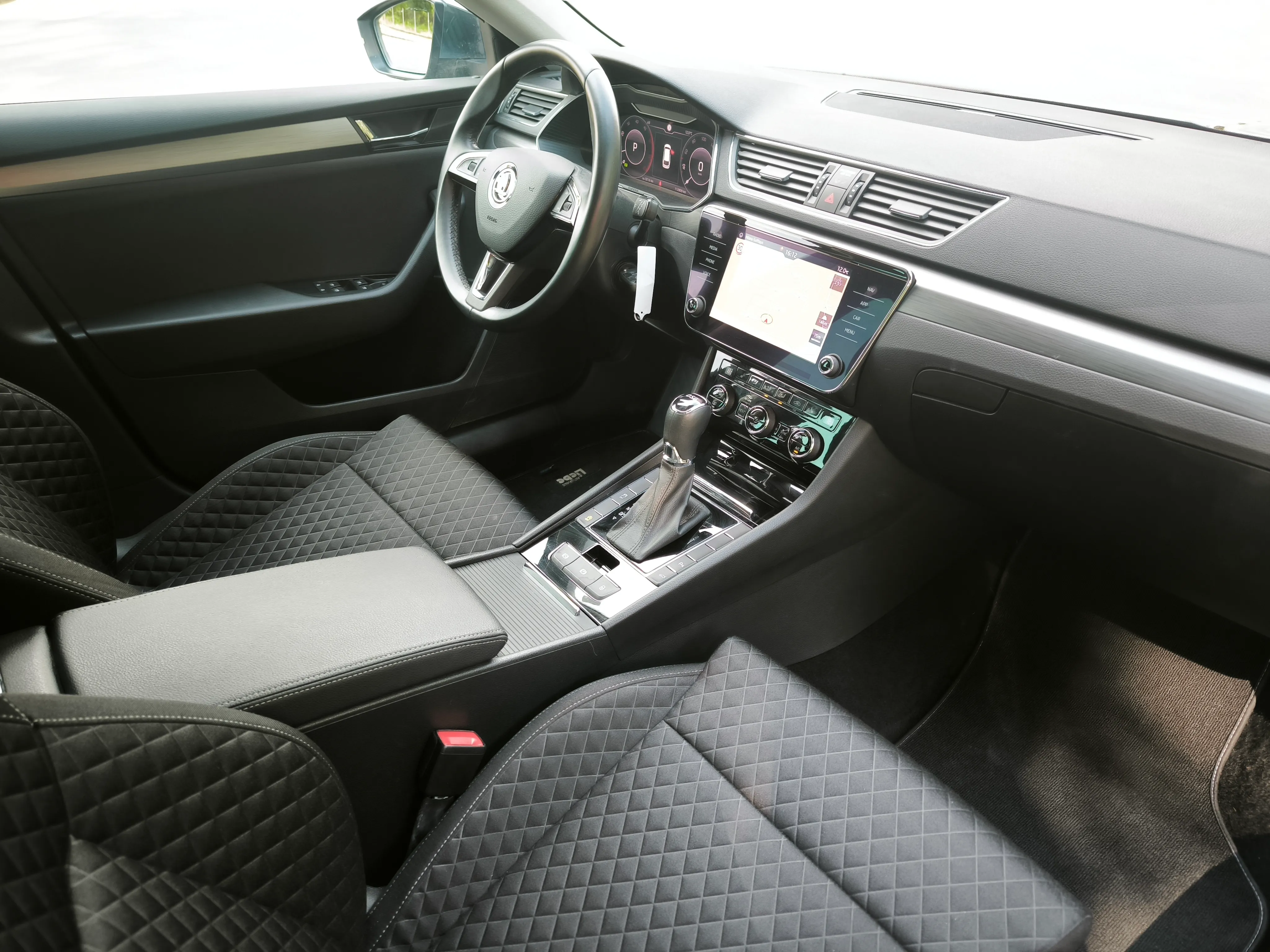 škoda superb combi 2,0 tdi, dsg, virtual, 140kw, ekstra stanje - slika 28