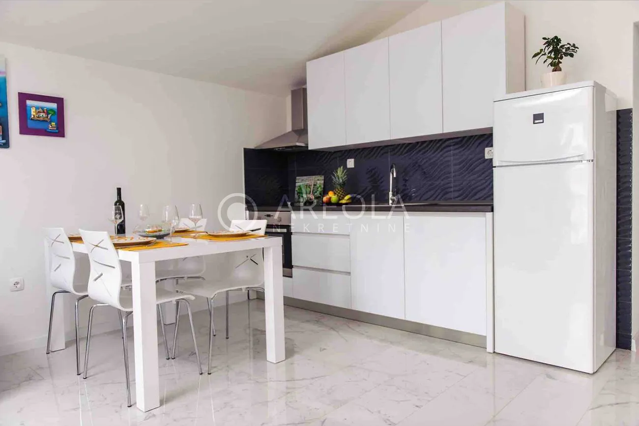 kaštel novi - dvosoban stan, 60 m2 (slobodno do ljetne sezone) - slika 2