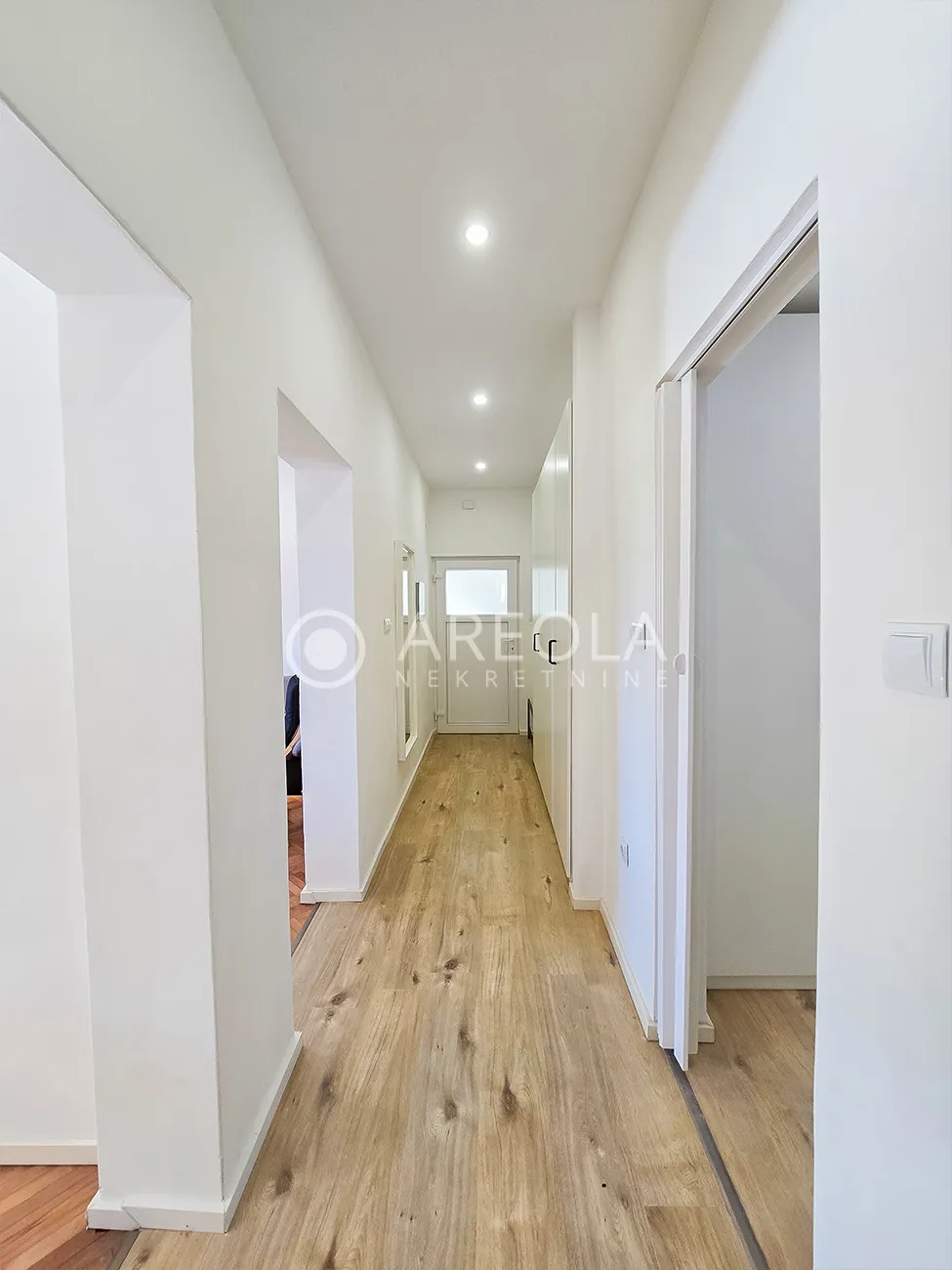 kaštel kambelovac - namješten trosoban stan - dugoročno! - slika 9