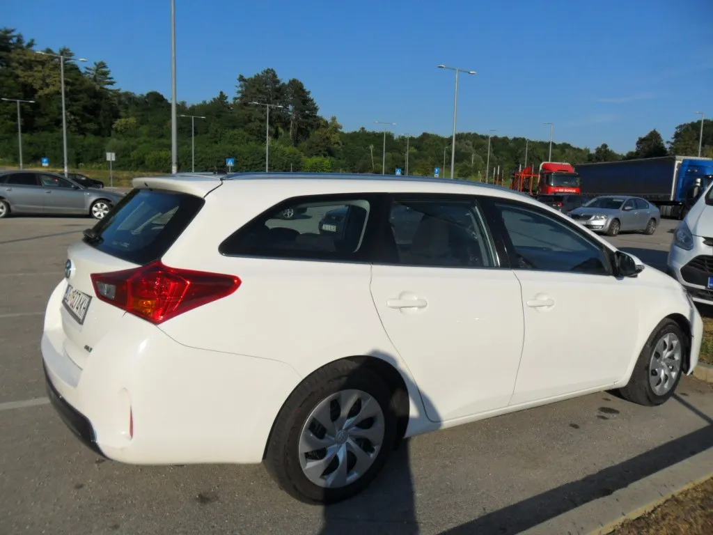toyota auris 1.4 d 2015g. - slika 2