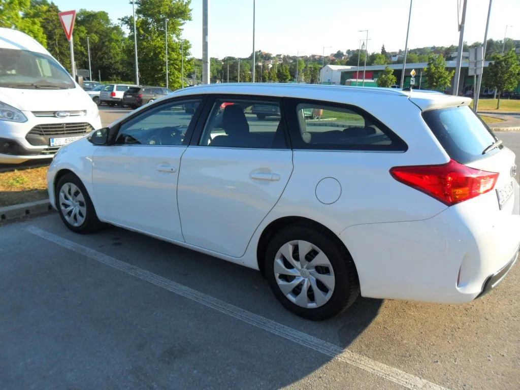 toyota auris 1.4 d 2015g. - slika 1