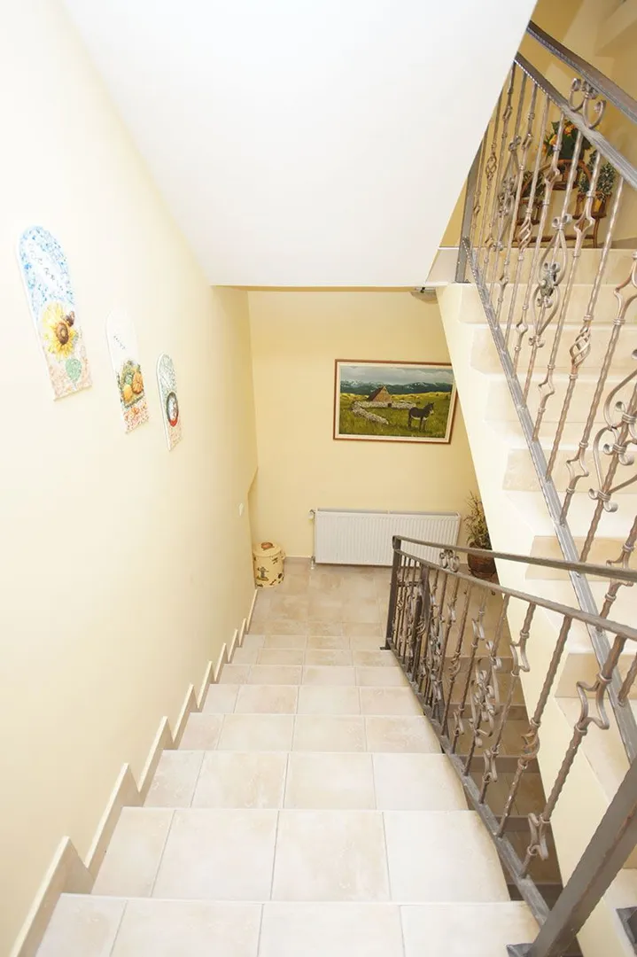 turistički objekt sa šest apartmana - komarna (dubrovačko-neretvanska županija) - slika 12