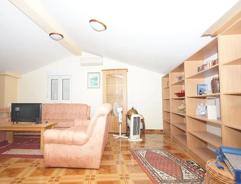 turistički objekt sa šest apartmana - komarna (dubrovačko-neretvanska županija) - slika 13