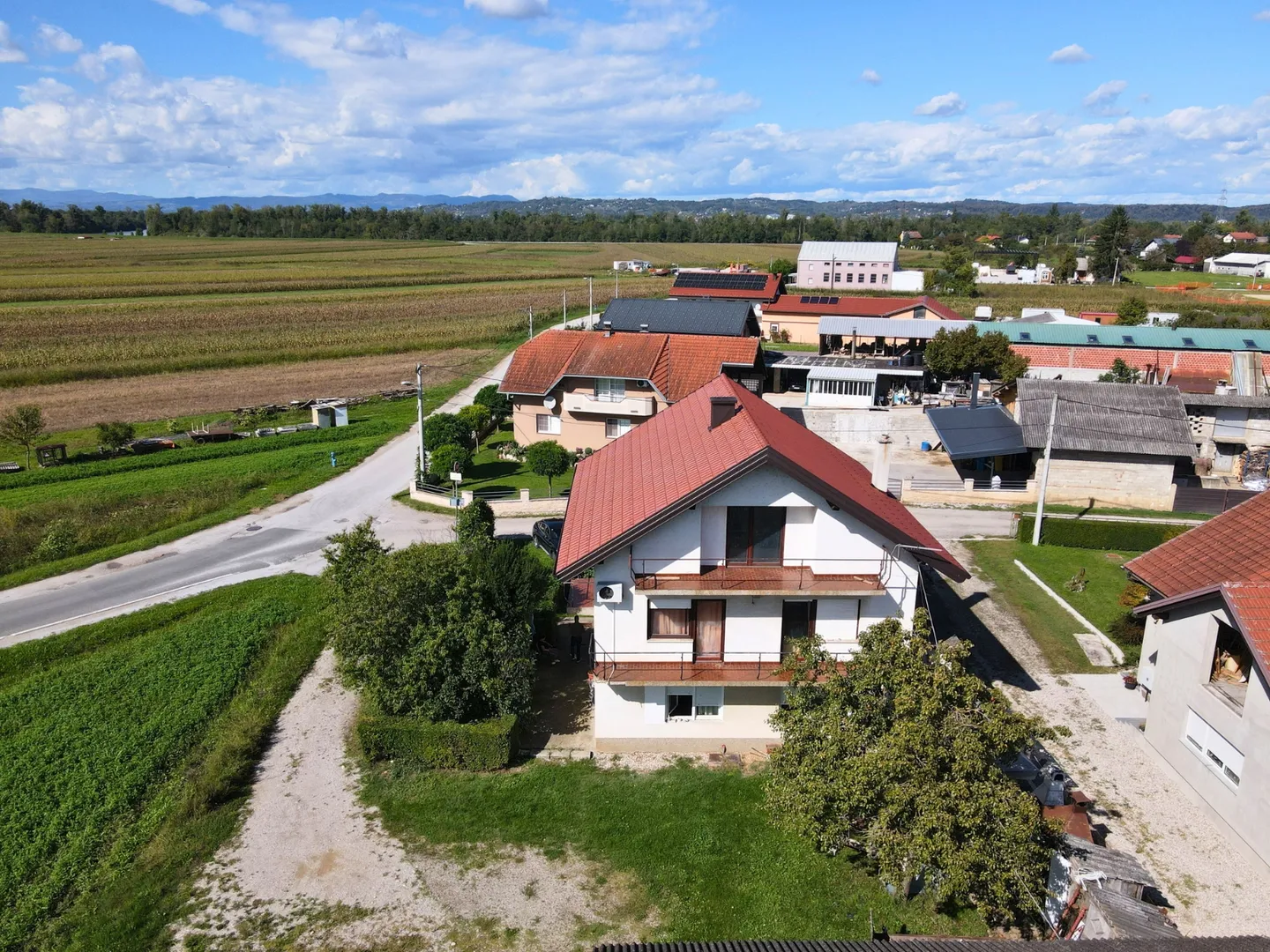 kuća s dvije stambene jedinice u okolici samobora - slika 3