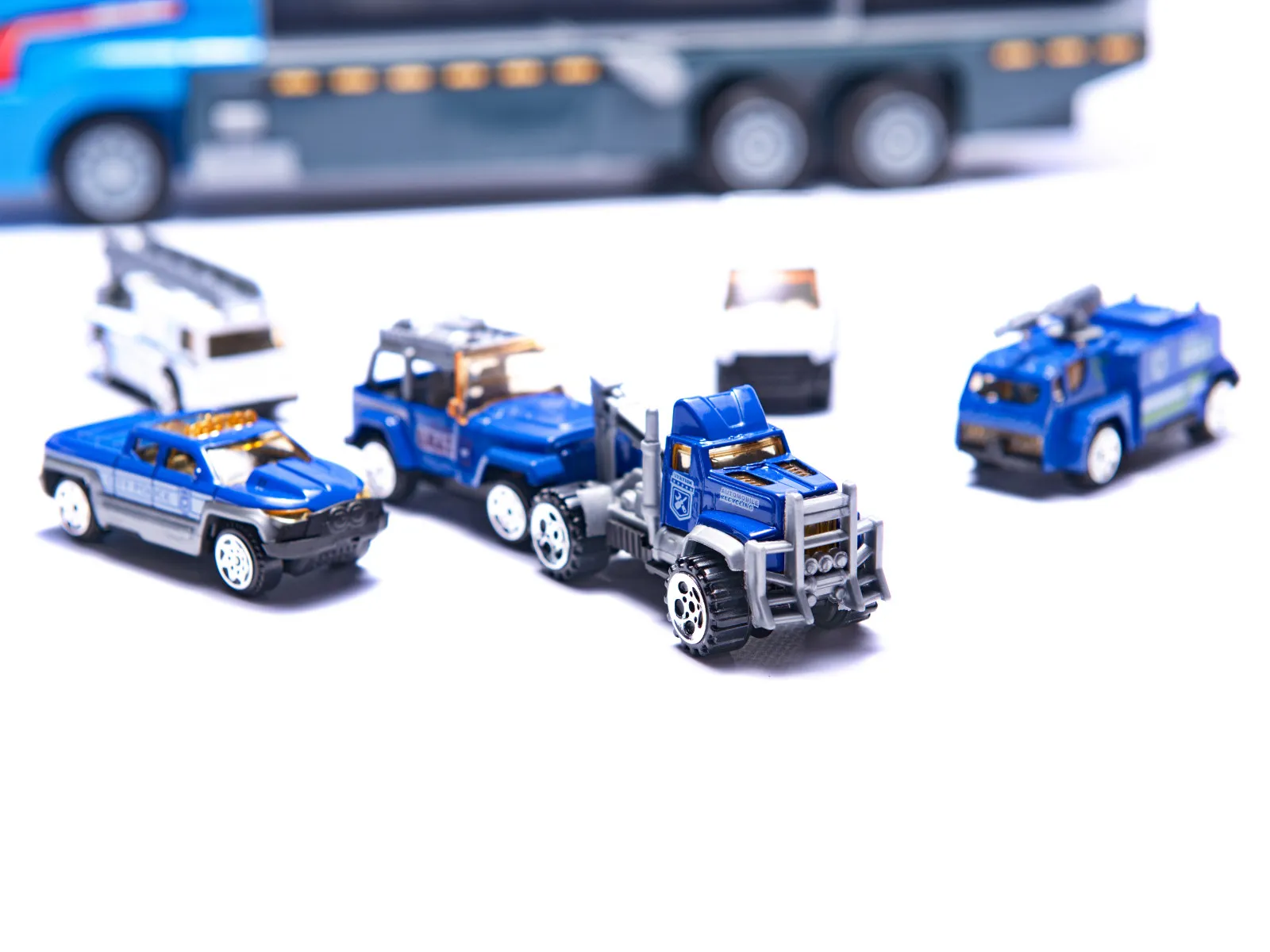 kamion transporter policijskih vozila 6 komada - slika 7