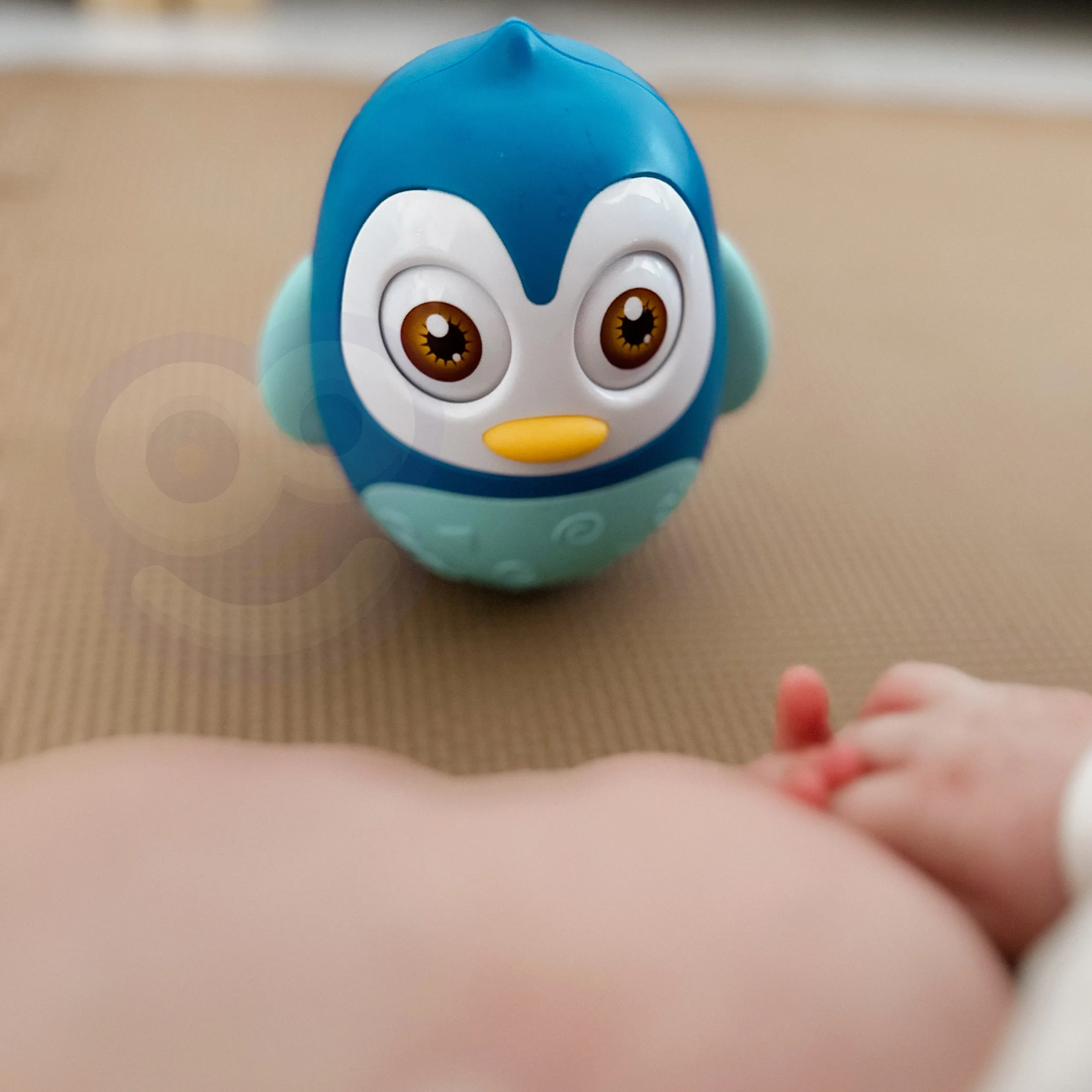woopie baby senzorički pingvin - neprevrtiva igračka - slika 5