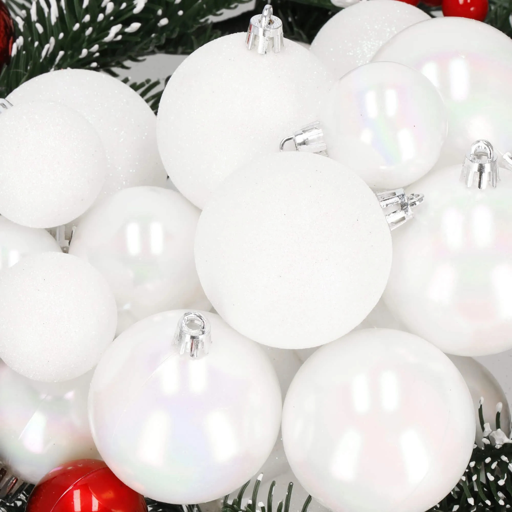 božićne kuglice 4 / 5 / 6 cm – set 30 komada bijela - slika 4
