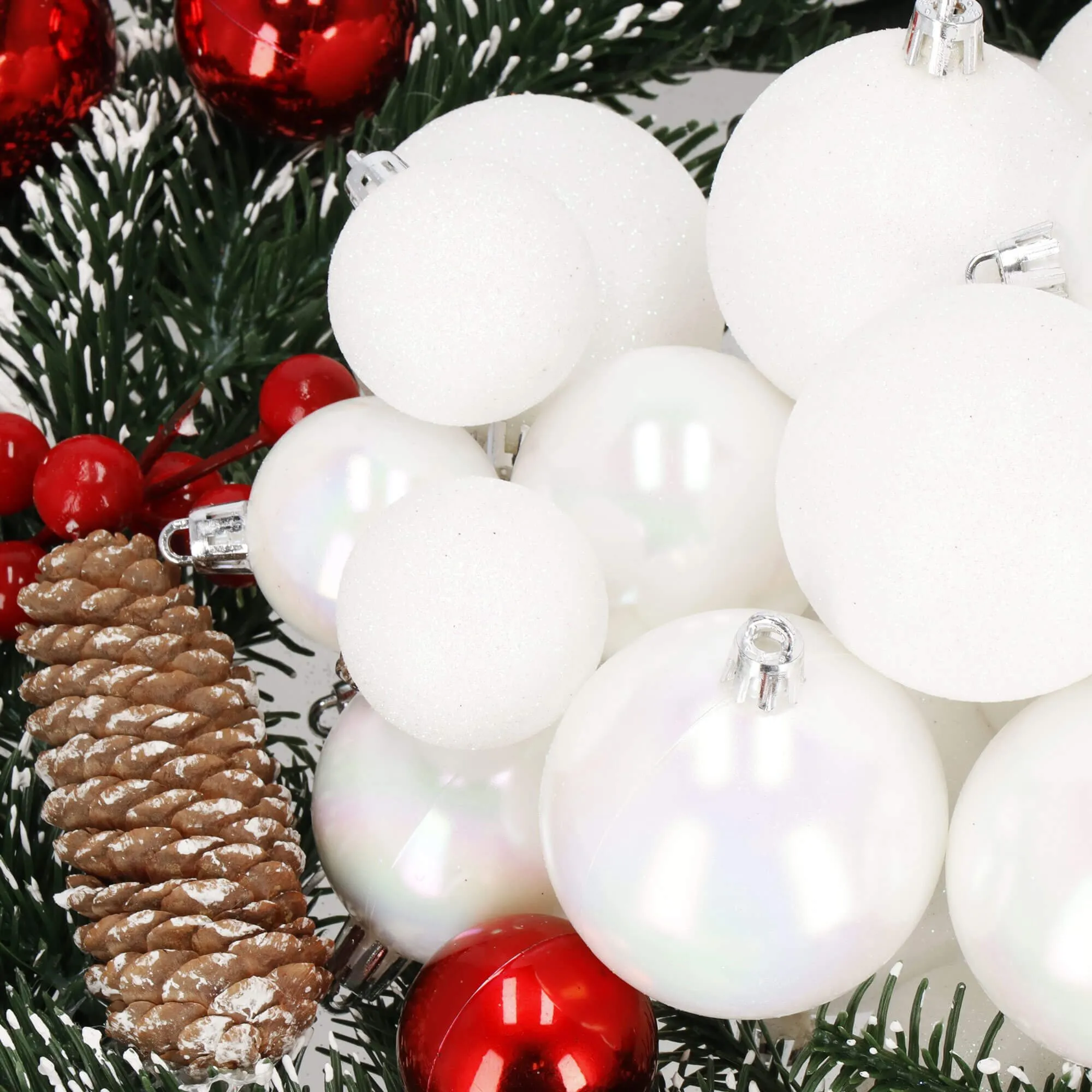božićne kuglice 4 / 5 / 6 cm – set 30 komada bijela - slika 3
