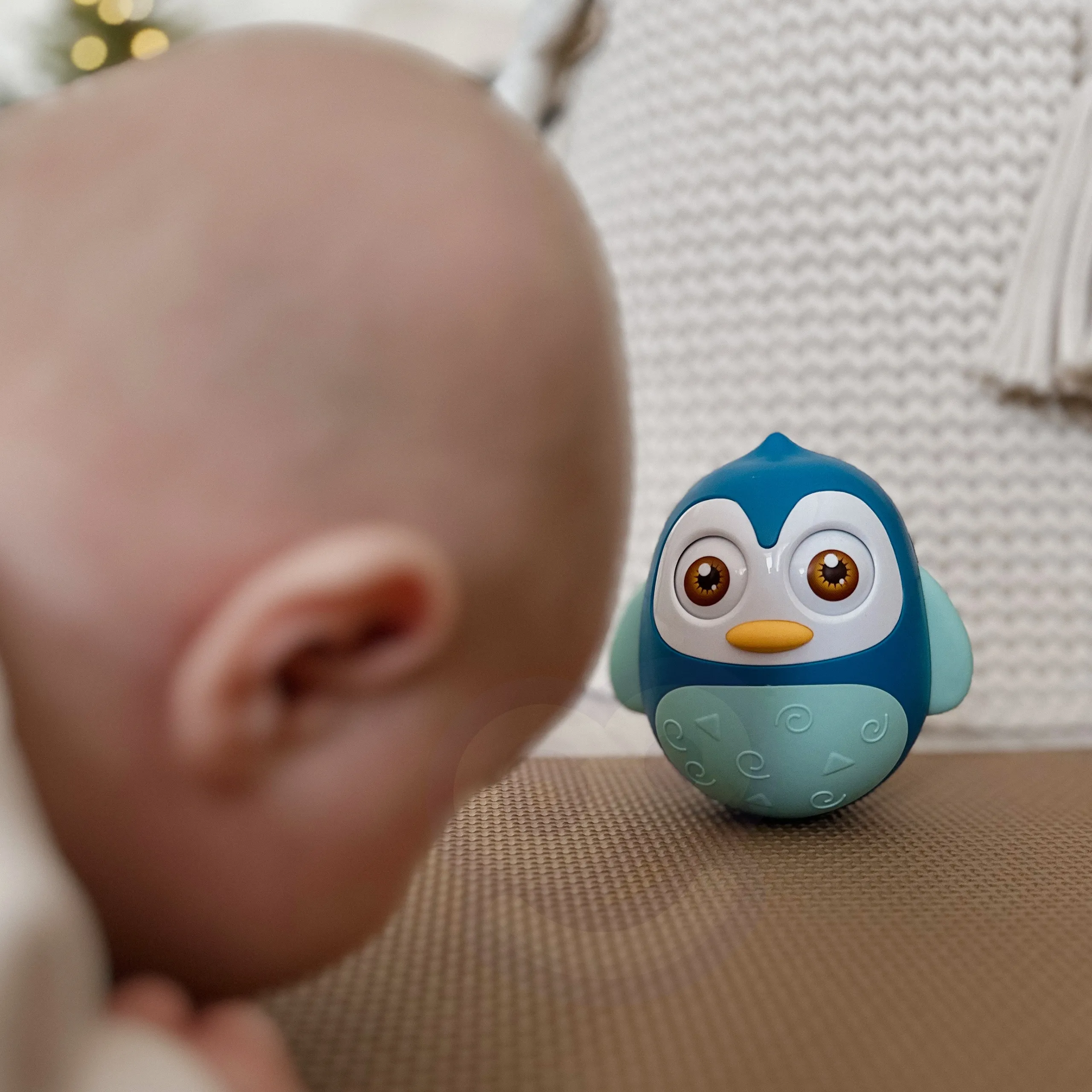woopie baby senzorički pingvin - neprevrtiva igračka - slika 4