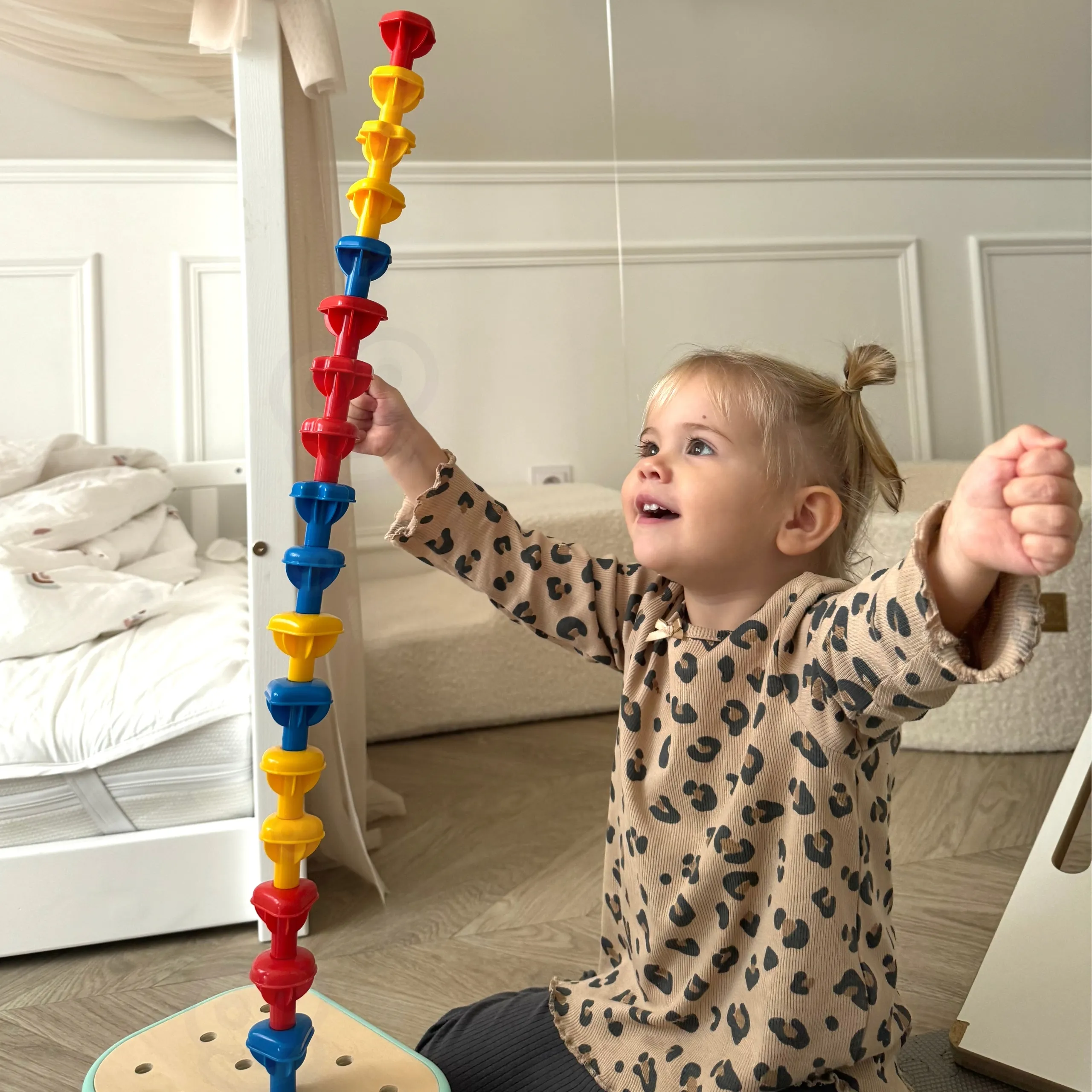 woopie green montessori slagalica s klinovima u kutiji, toranj s perlicama - slika 4