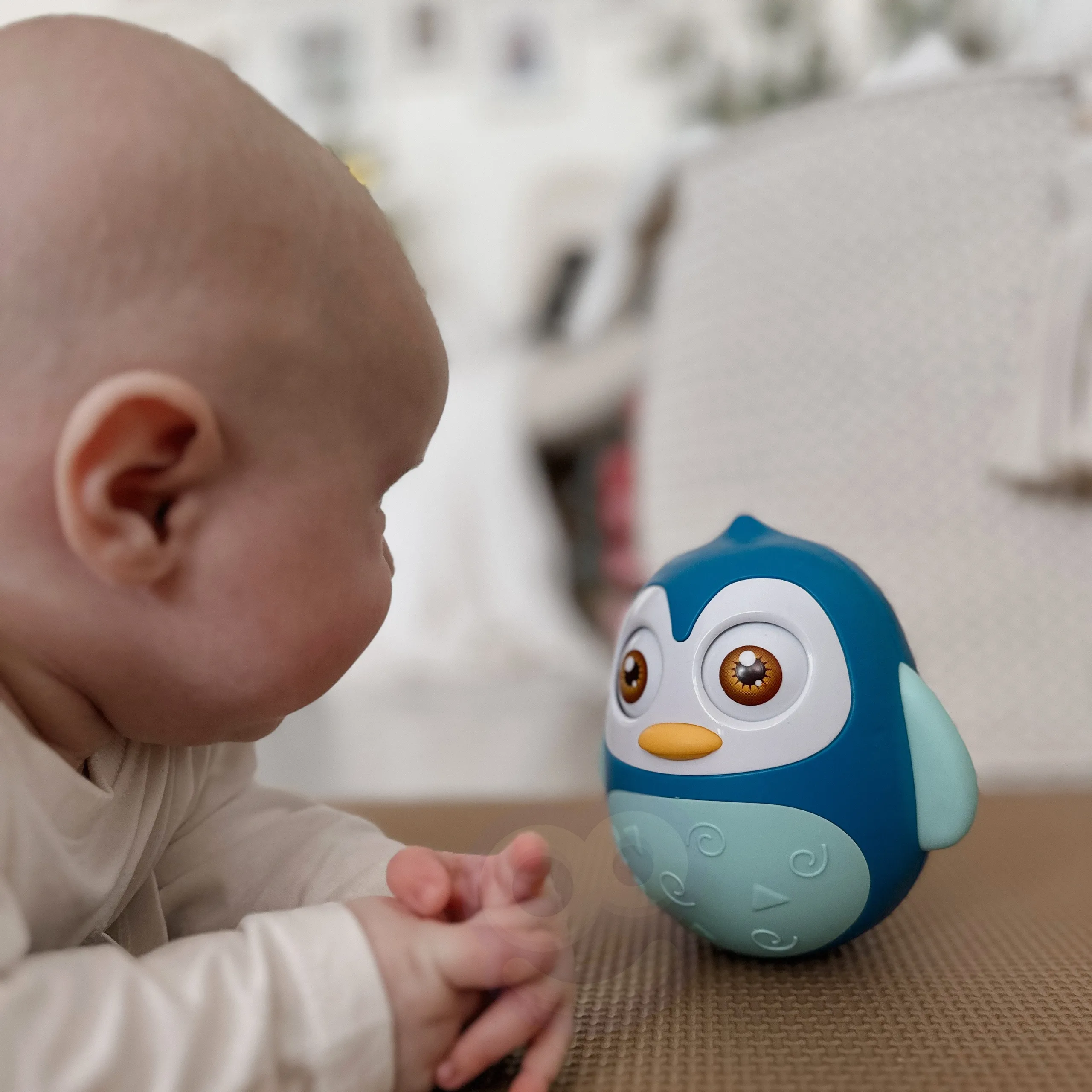 woopie baby senzorički pingvin - neprevrtiva igračka - slika 6