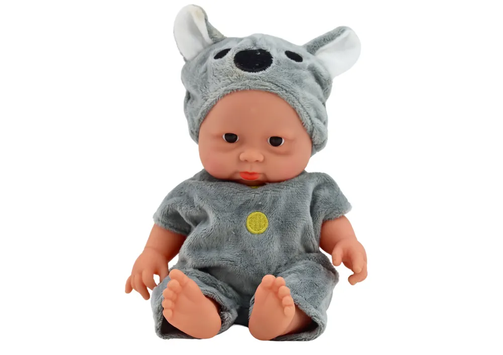 lutka beba u sivoj odjeći i koala kapom - slika 3