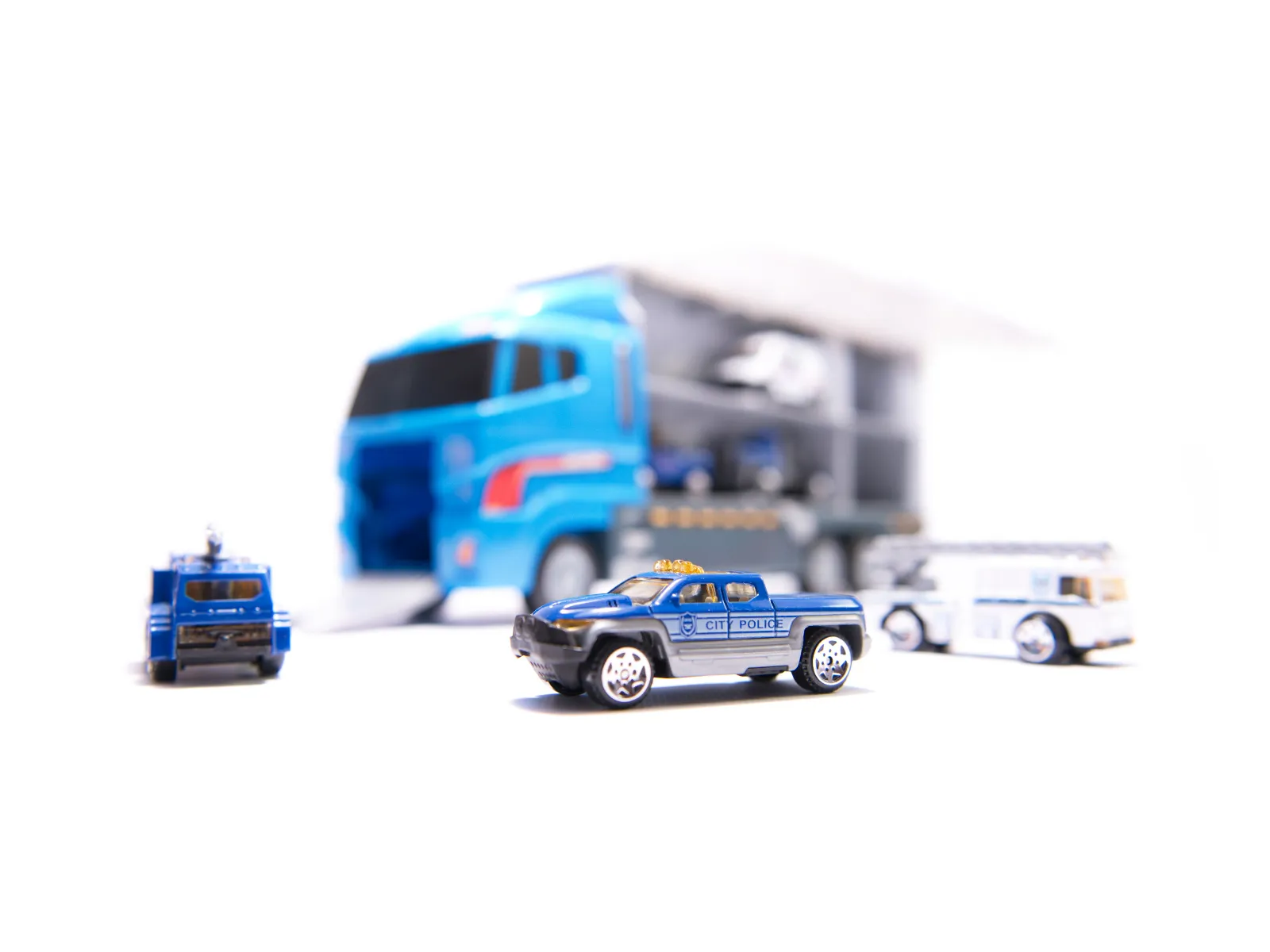 kamion transporter policijskih vozila 6 komada - slika 8