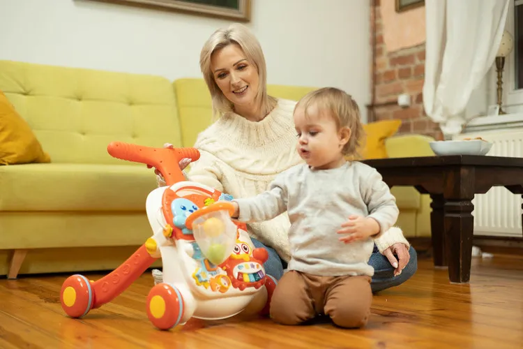 toyz 2 u 1 guralica i stol za igru,pink - slika 8