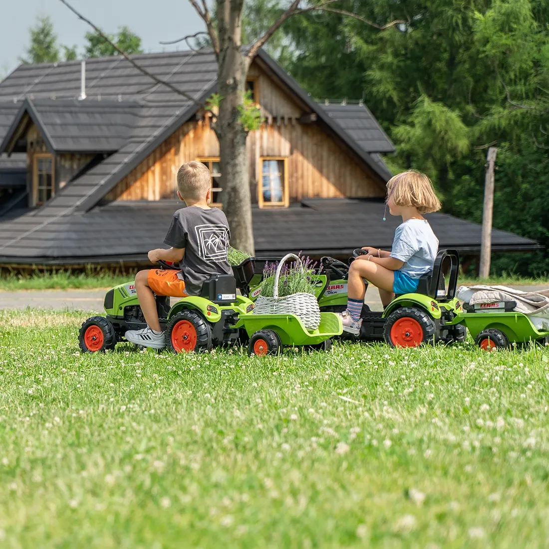 falk claas zeleni traktor sa pedalama i prikolicom +truba 2 godine. - slika 7