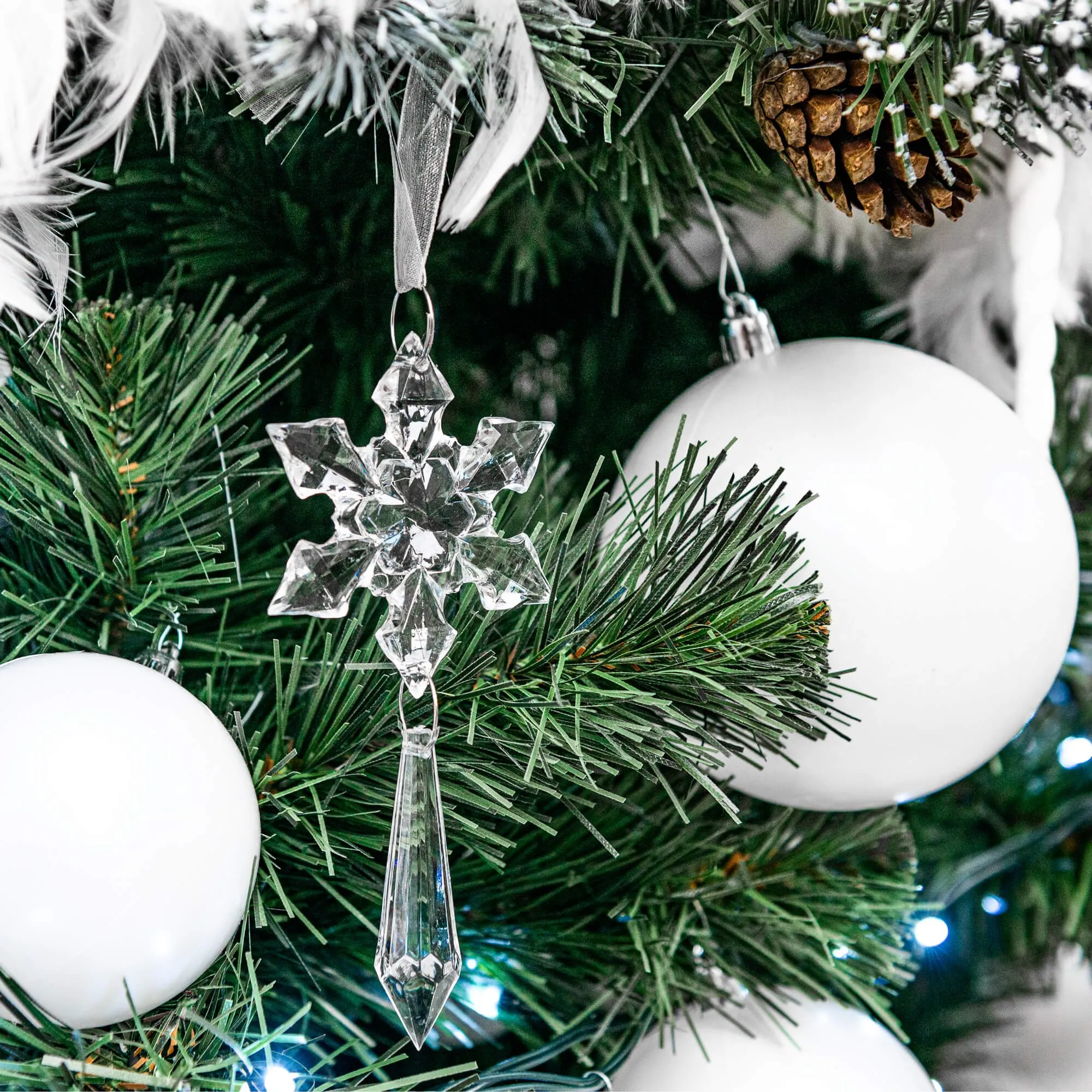 božićne kuglice 4 cm – set od 20 komada bijele - slika 10