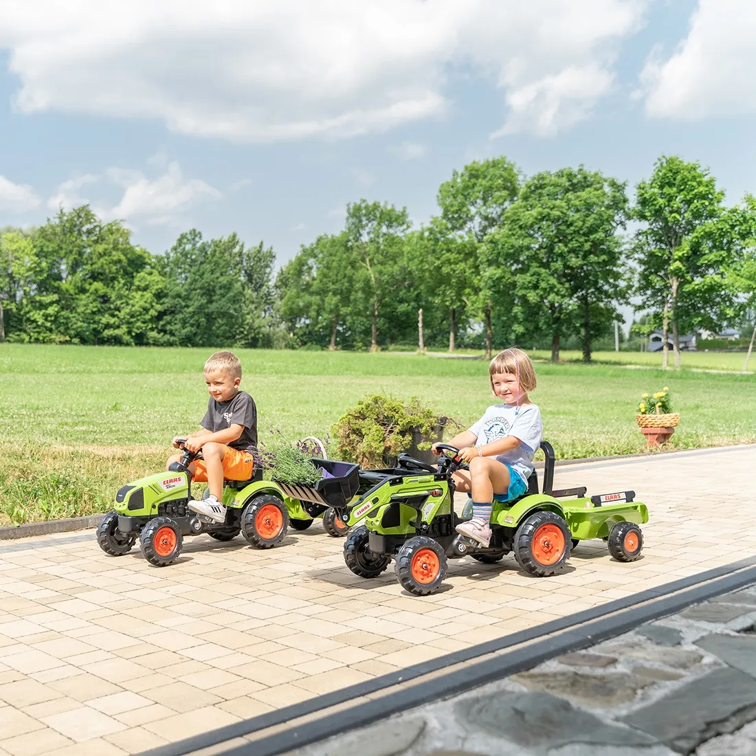 falk claas zeleni traktor sa pedalama i prikolicom +truba 2 godine. - slika 6