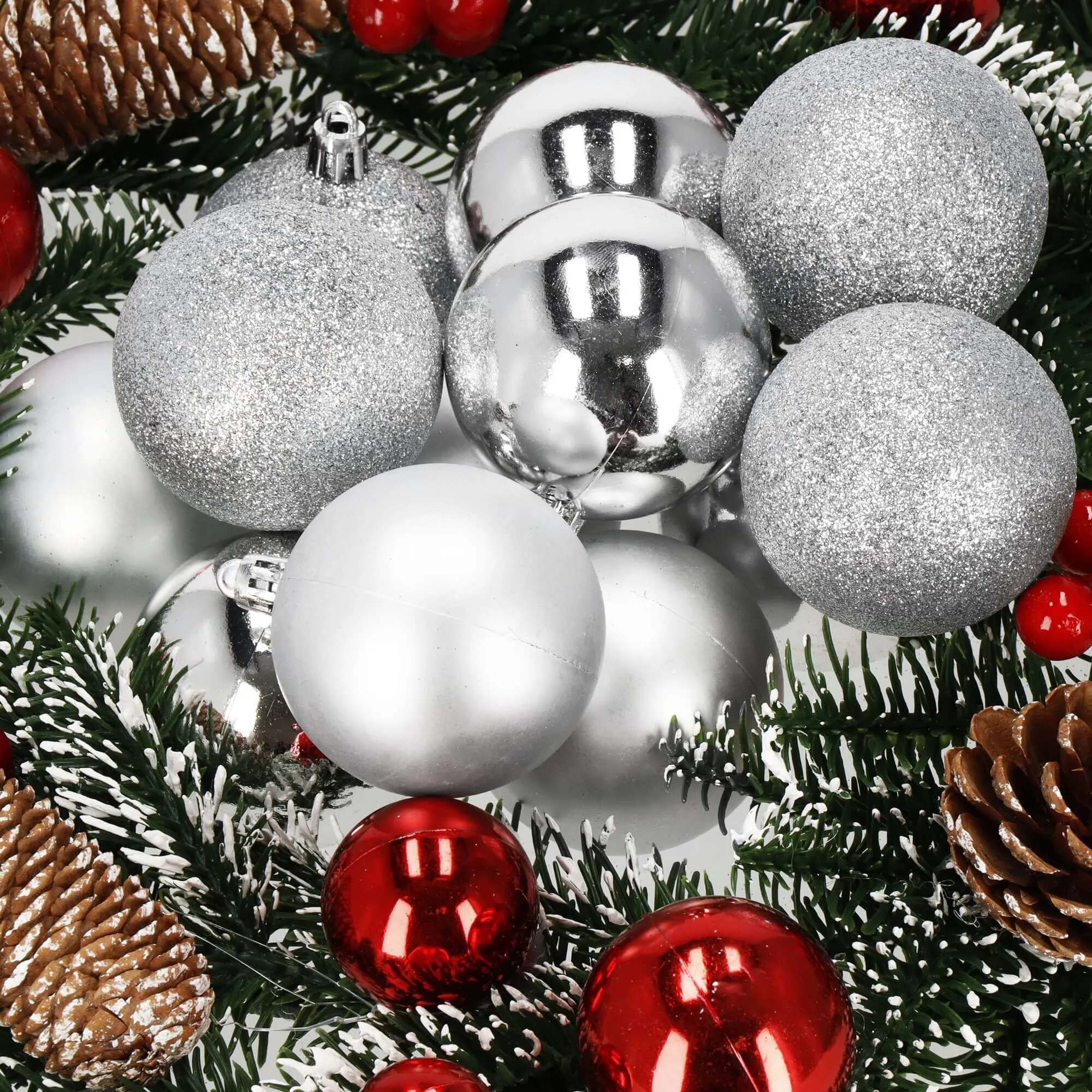 božićne kuglice 6 cm – set od 12 komada, srebrne - slika 4