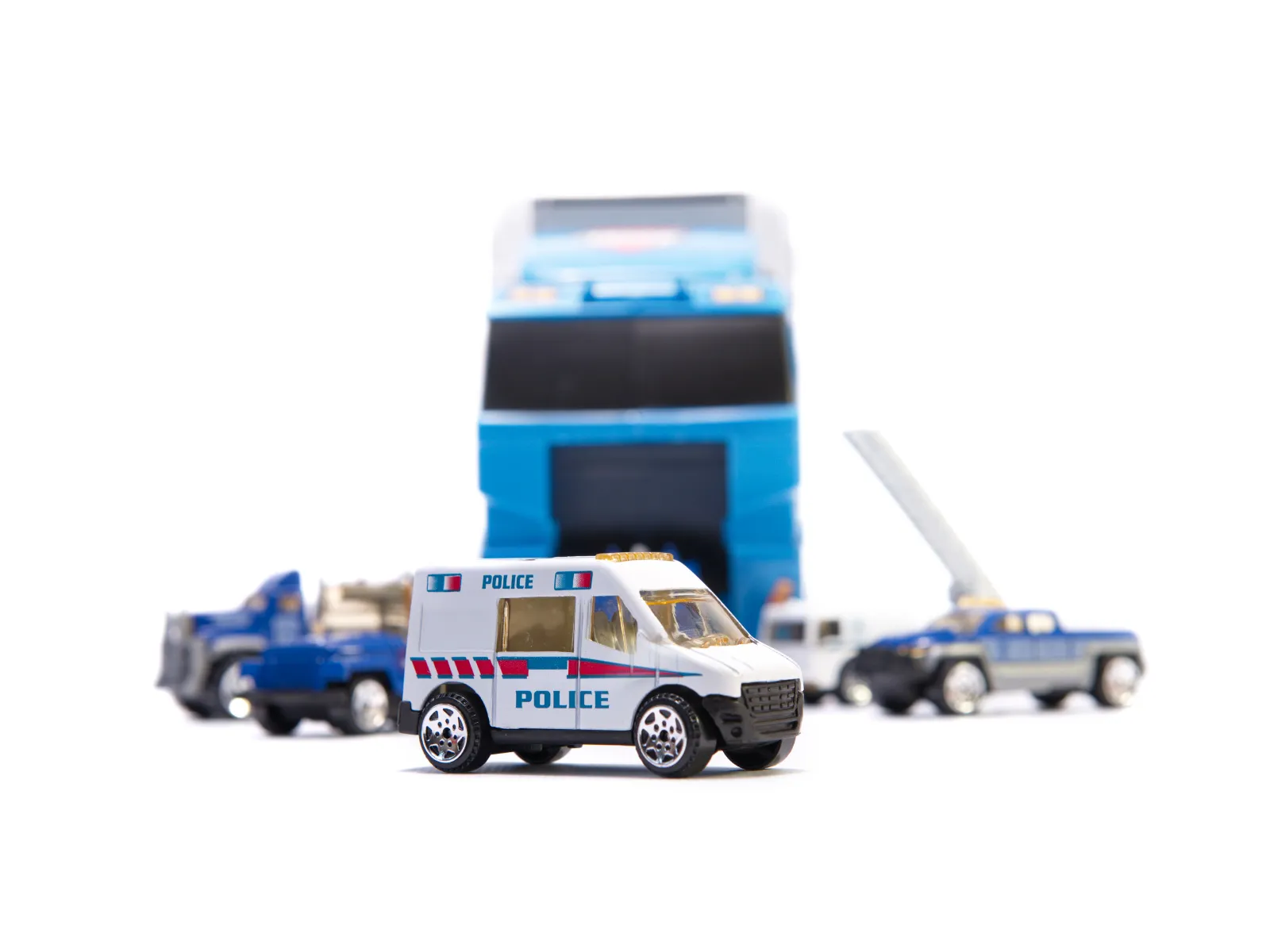 kamion transporter policijskih vozila 6 komada - slika 10