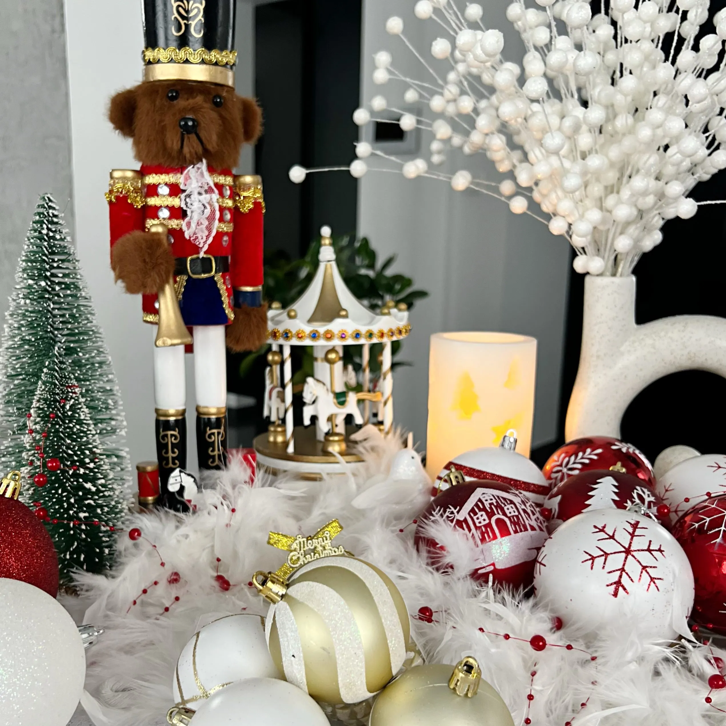 božićne kuglice 10 cm – set od 6 komada crvene - slika 8