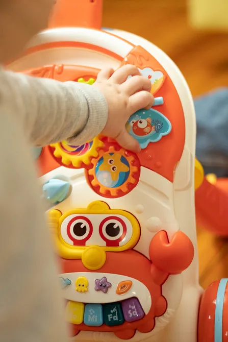 toyz 2 u 1 guralica i stol za igru,pink - slika 7