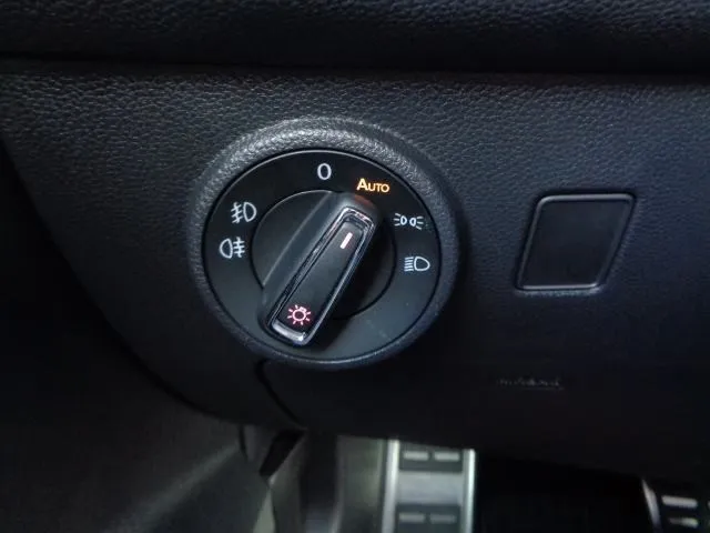 seat ateca 2,0 tdi dsg fr; hr auto; r. kamera; navigacija; alu 18".. - slika 24
