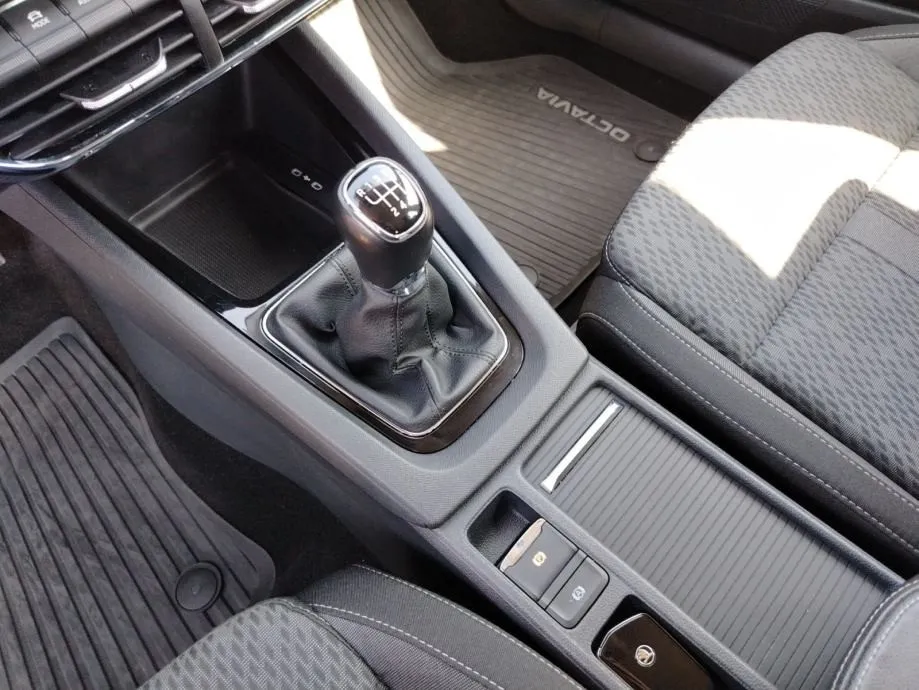 škoda octavia 2,0 tdi style - slika 13