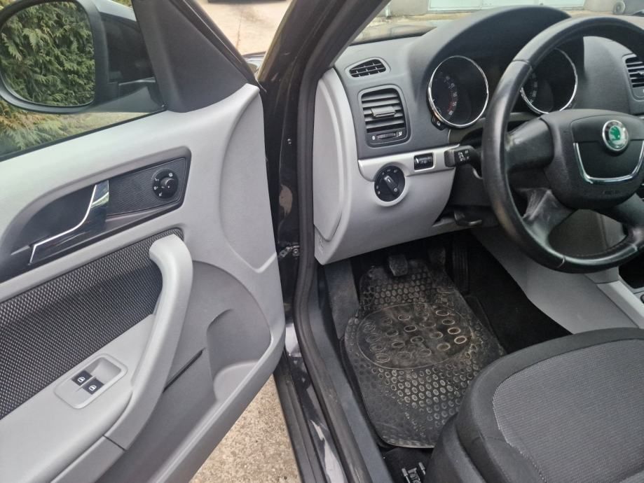 škoda yeti 2,0 tdi pocinčan kao nov 1.lak i 1.vlasnik mog pl karticama - slika 7
