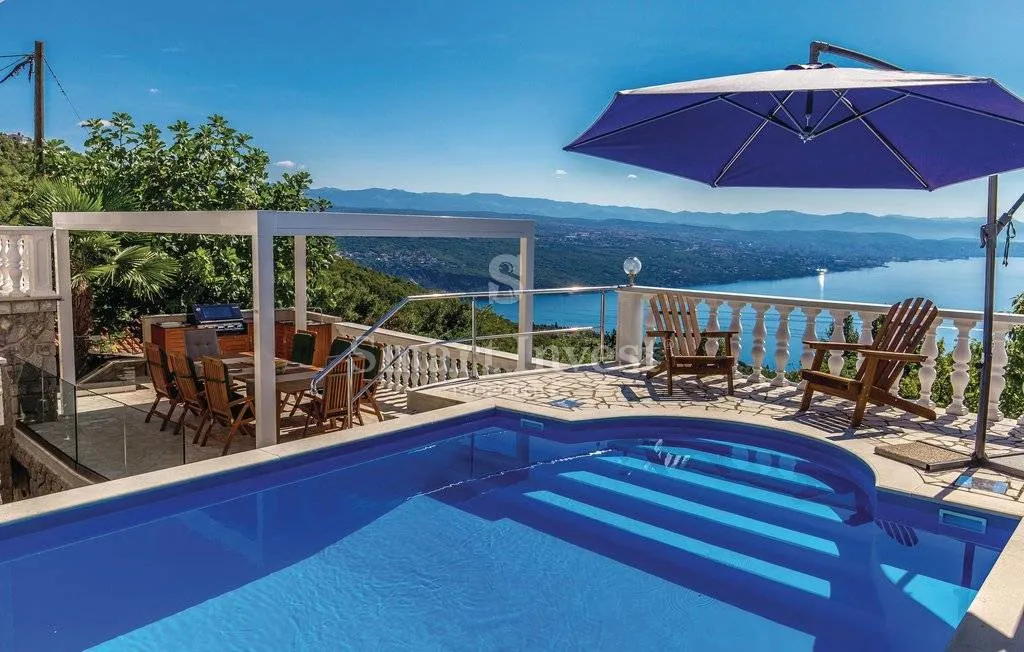 OPATIJA, prostrana kuća s zadivljujućim pogledom na cijeli Kvarner!