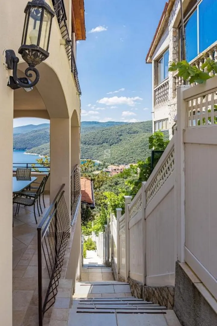 rabac, kuća s 4 stana i panoramskim pogledom na more, rijetkost! - slika 24