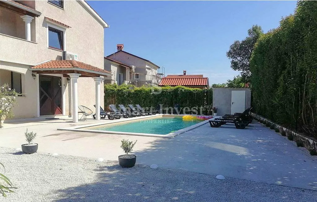 POREČ, postrana kuća sa 3 apartmana i bazenom, 4 km od mora