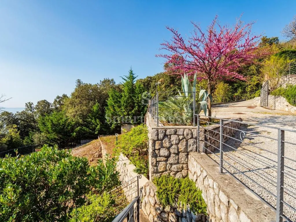 mošćenička draga, vila uz more s 6 apartmana i velikom okućnicom - slika 10
