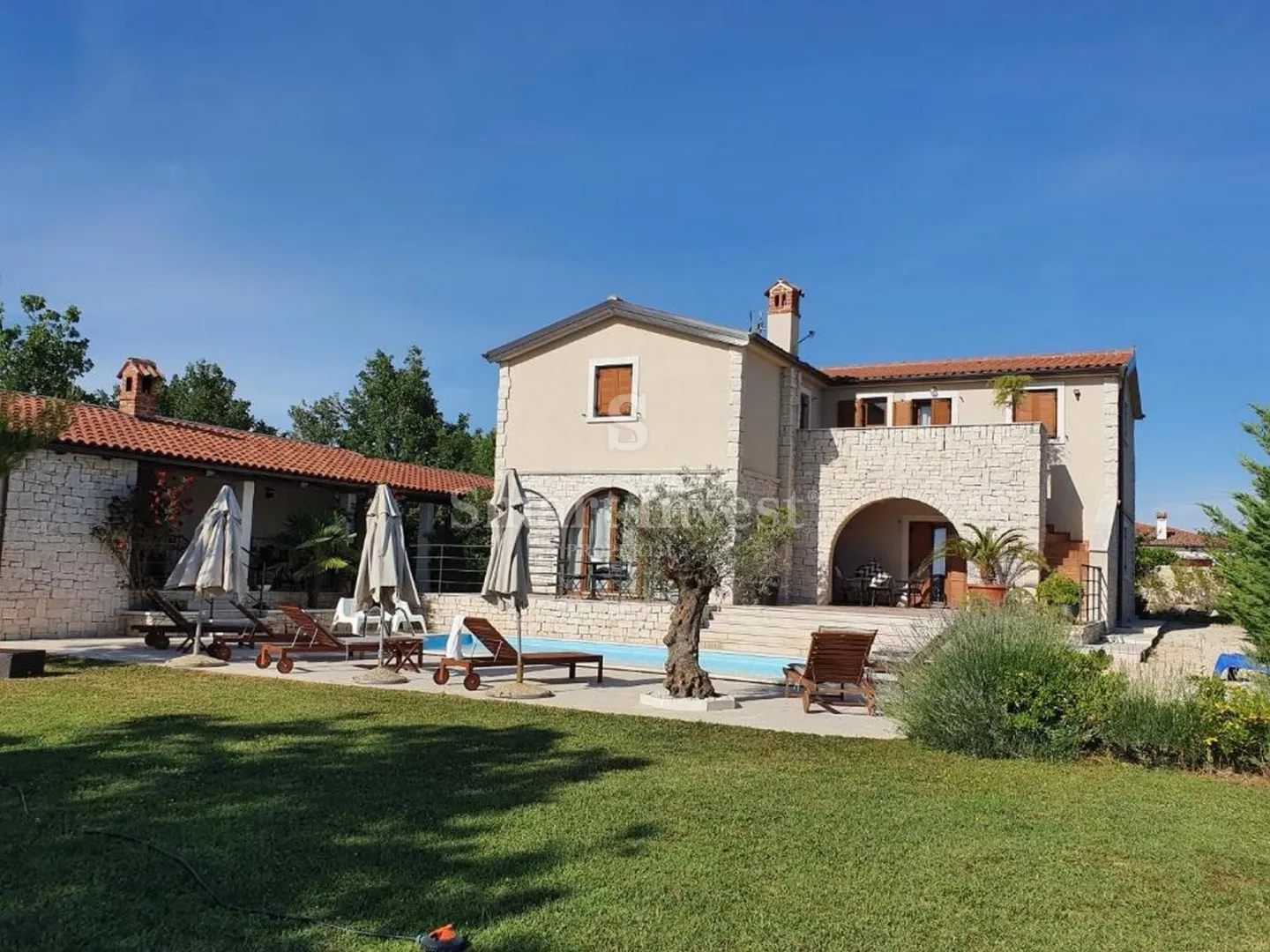 vodnjan, luksuzna vila s bazenom i velikom okućnicom - slika 5
