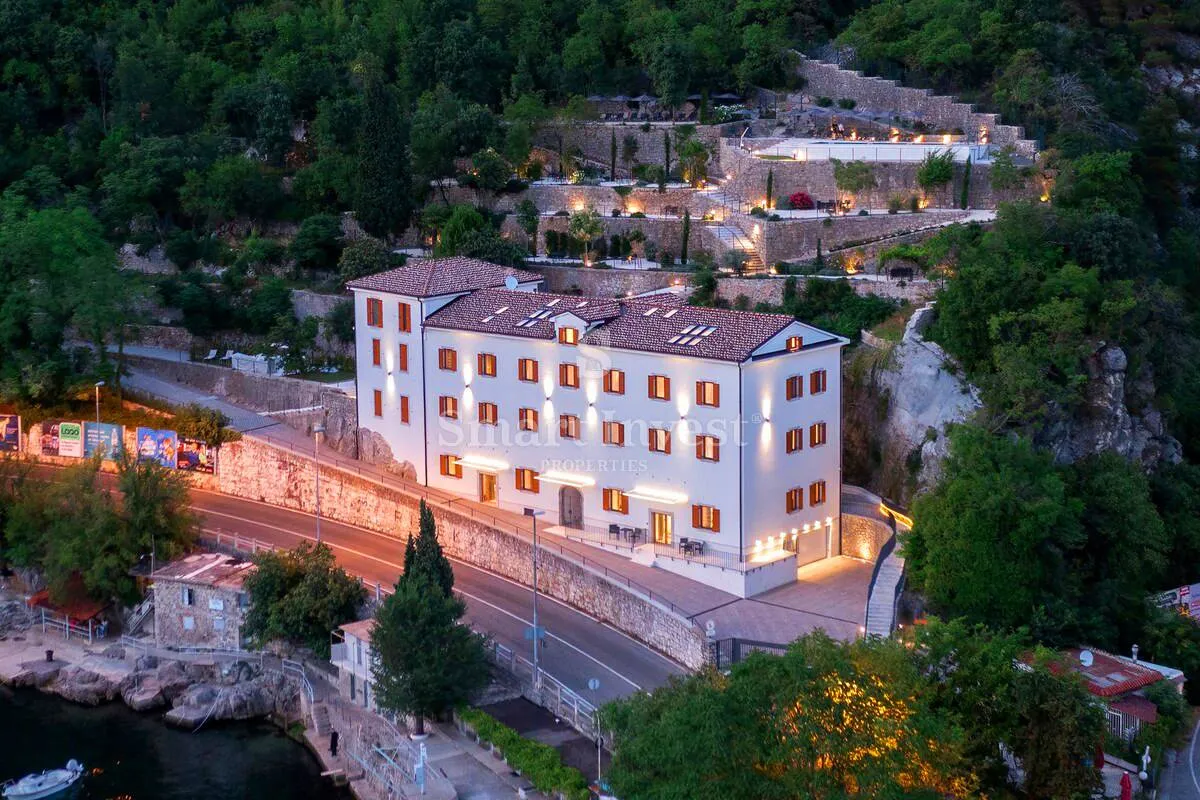 OPATIJA, vrhunski stan 3S+DB, s vrtom, luksuzan resort 1. red do mora! (AP11)
