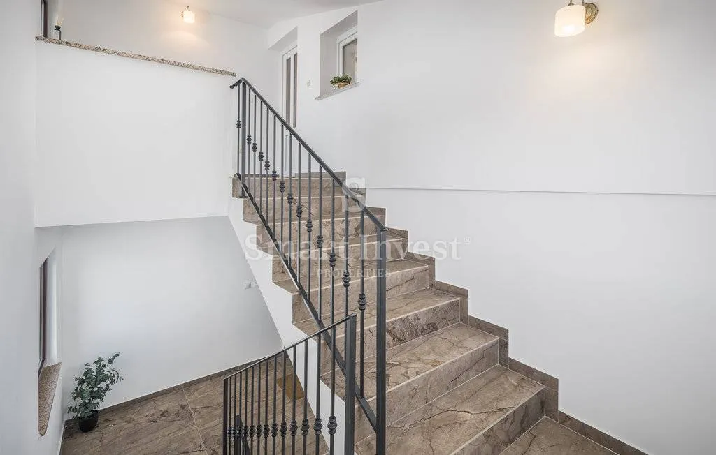 poreč, postrana kuća sa 3 apartmana i bazenom, 4 km od mora - slika 21