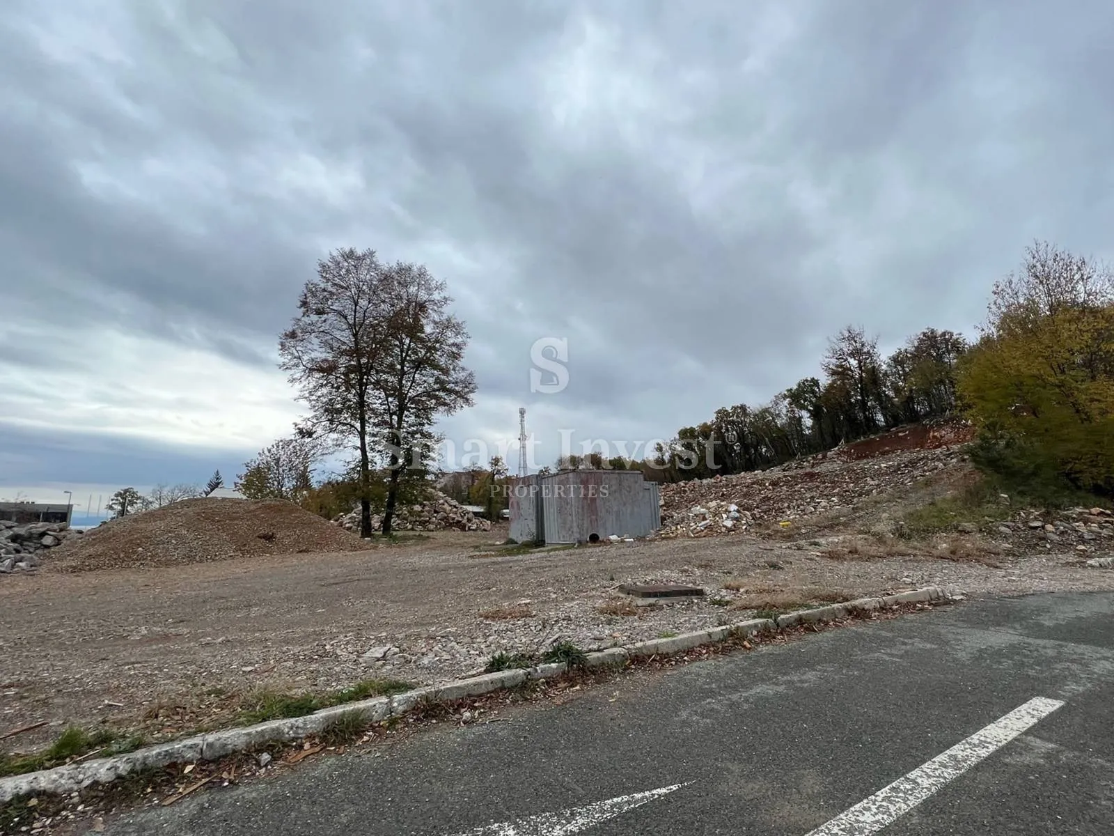 MATULJI, odličan teren od 4557 m2 za poslovnu djelatnost!